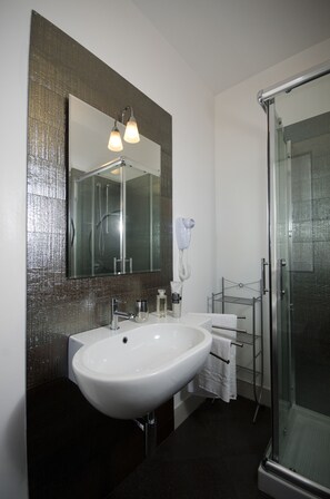 Standard Double or Twin Room, 1 Double or 2 Single Beds, Private Bathroom | Bathroom | Shower, free toiletries, hair dryer, bidet - Rainbow resort (Marsala)