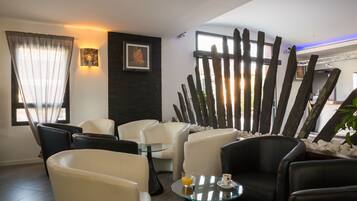 Coin salon dans le hall