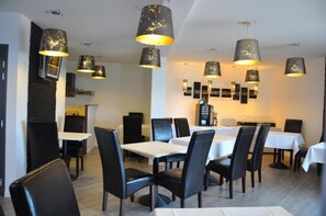 Lunch and dinner served, French cuisine - The Originals City, Hôtel des Arts (Negrepelisse)