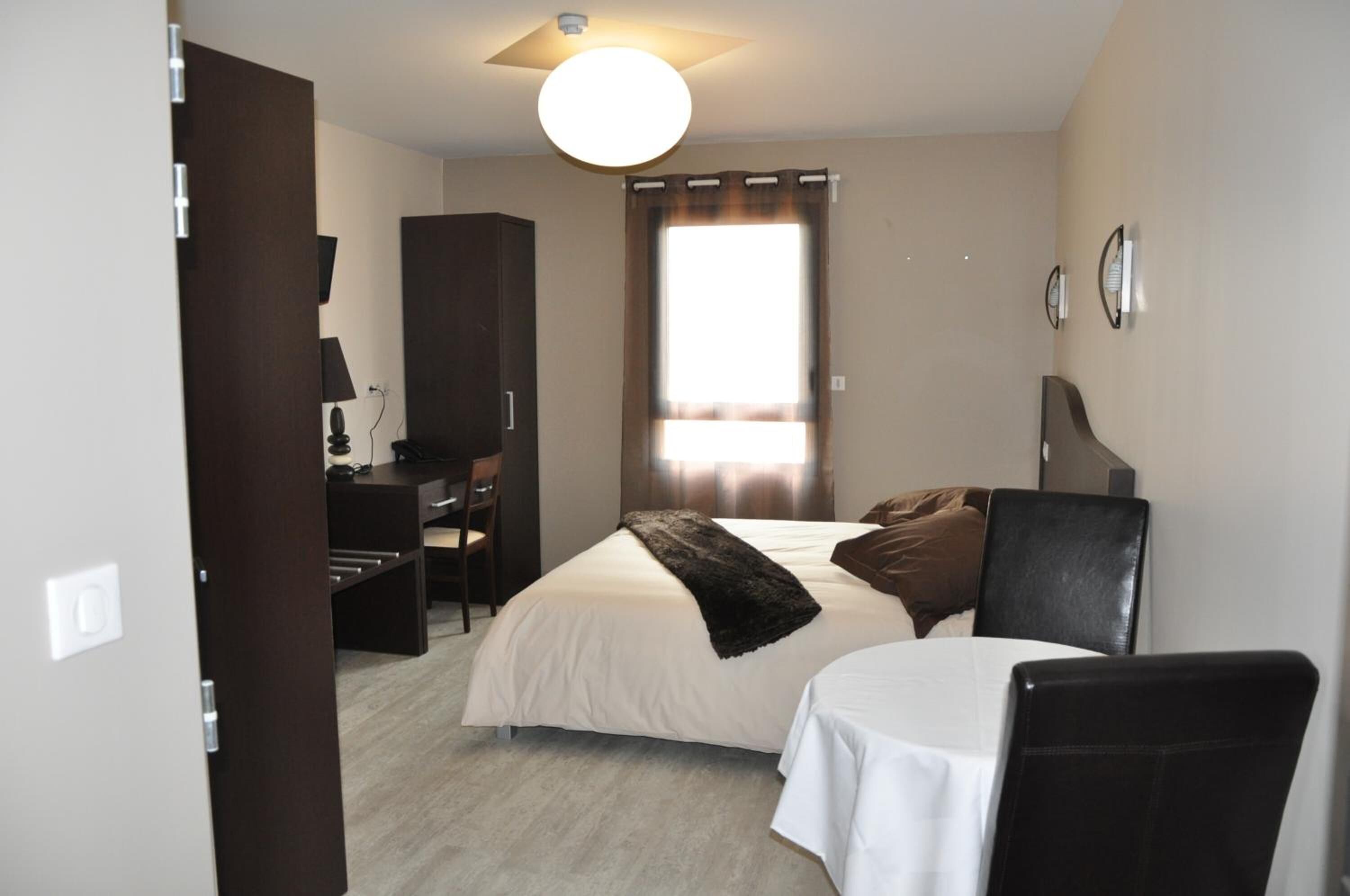 Desk, soundproofing, iron/ironing board, free WiFi