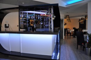 Bar (trong khuôn viên)