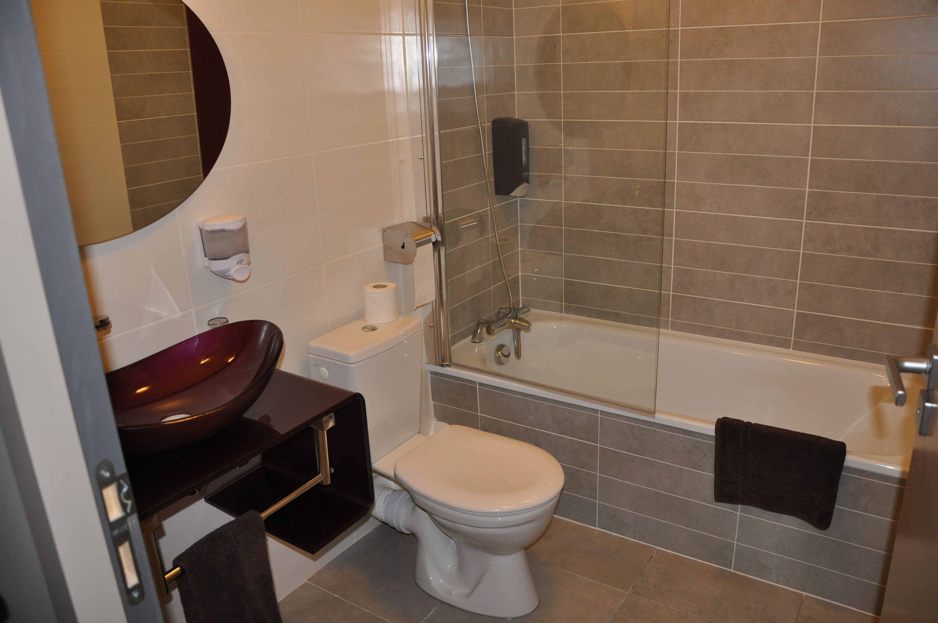 standard room | bathroom | free toiletries, hair dryer, towels
