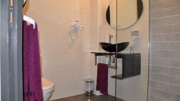 Produtos de toalete grátis, secador de cabelo, toalhas de banho