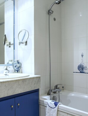 Bathroom - Caron De Beaumarchais (Paris)