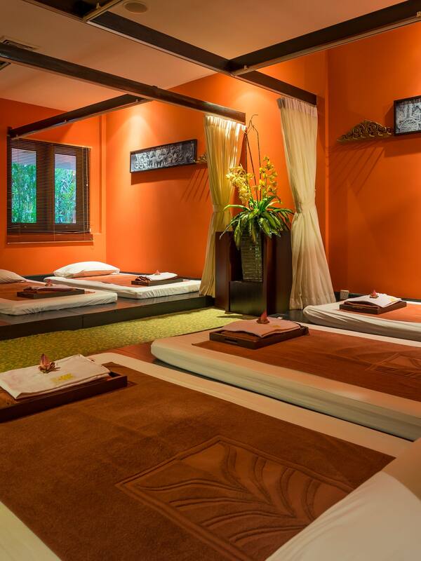 Salas de tratamiento para parejas, sauna y tina de hidromasaje
