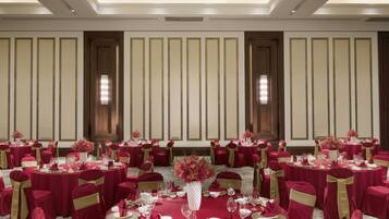 3 restaurantes; se sirve desayuno, almuerzo y cena; cocina china