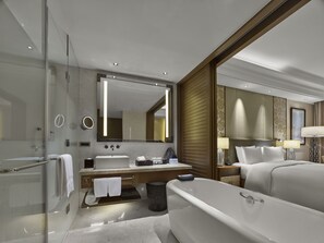 Separate bathtub and shower, deep-soaking bathtub, rainfall showerhead - Hilton Haikou Meilan (Haikou)