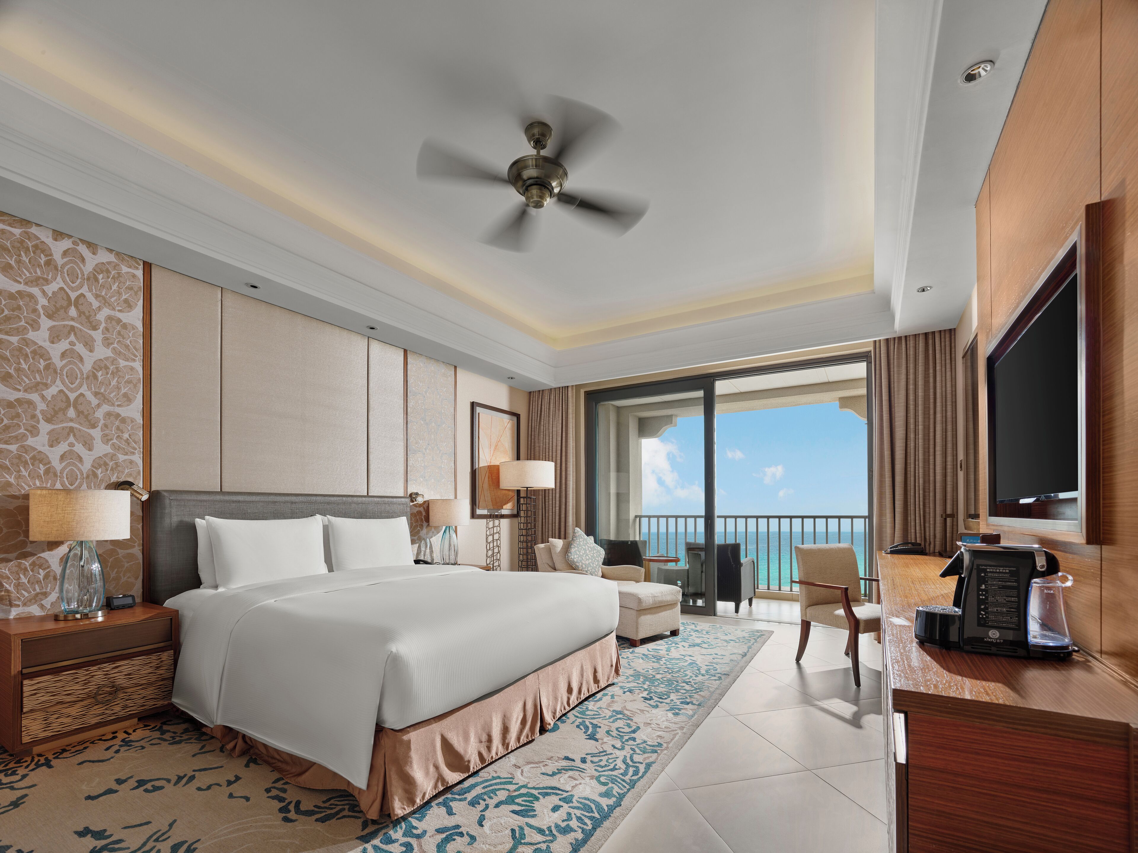 Executive Room, 1 King Bed, Sea View | Minibar, in-room safe, desk, blackout drapes