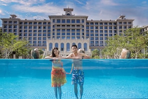 3 piscines extérieures, parasols de plage, chaises longues
