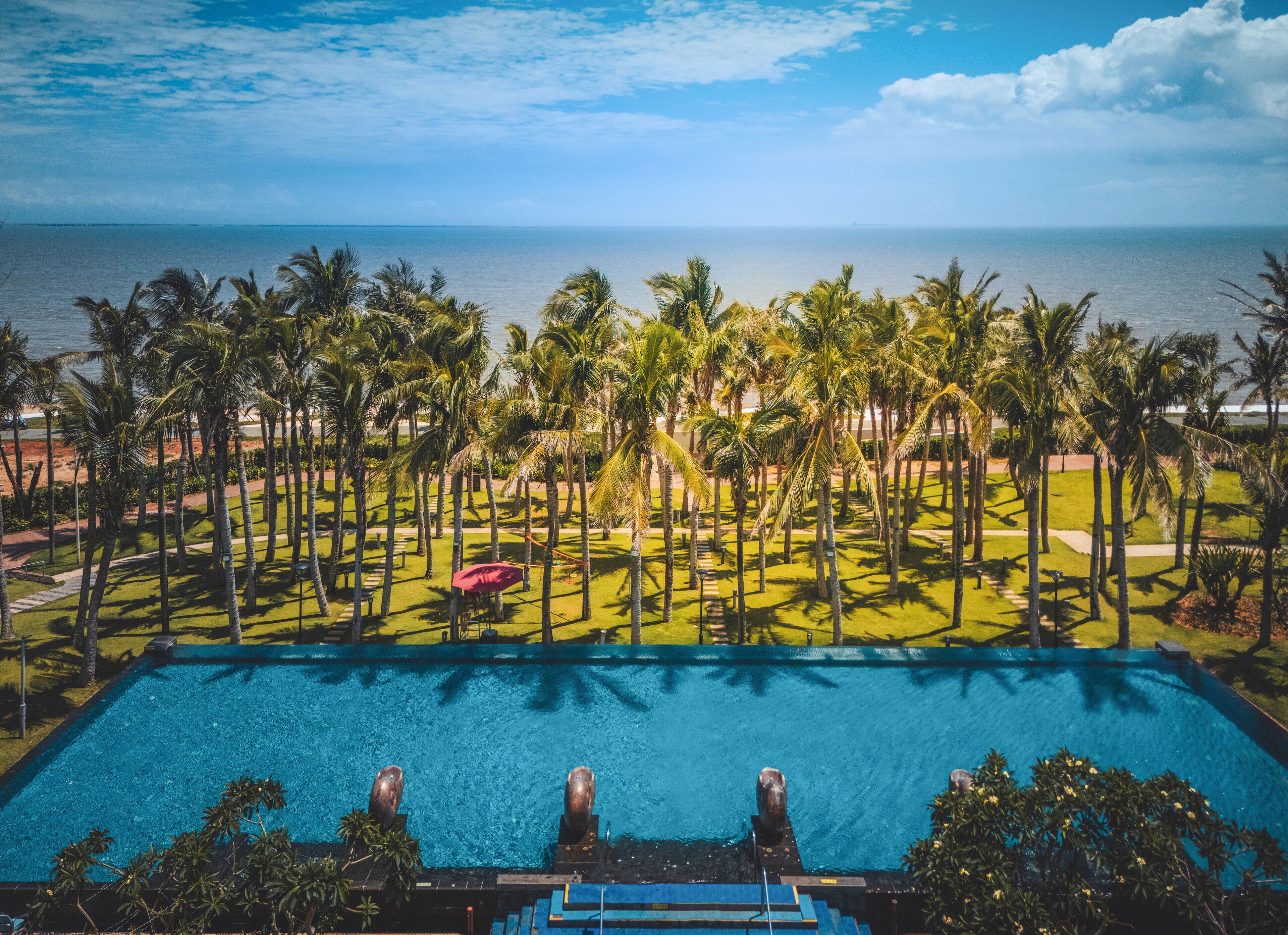 3 utomhuspooler, öppet 07.00 till 22.00, parasoller och solstolar