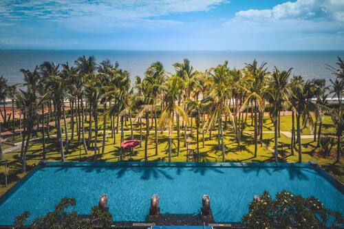 3 outdoor pools, open 7:00 AM to 10:00 PM, pool umbrellas, pool loungers
