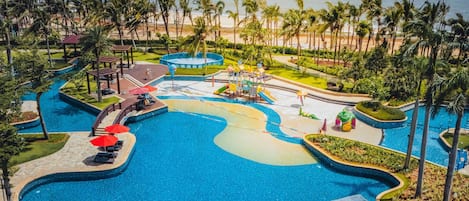 3 من حمّامات السباحة الخارجية، مظلات على حمّام السباحة، مقاعد للتشمس