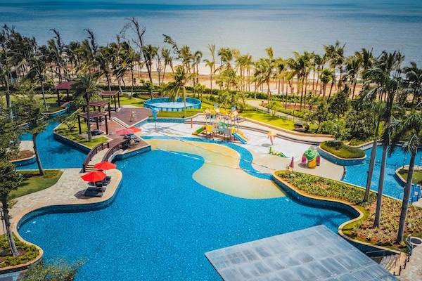 3 piscinas al aire libre, sombrillas, sillones reclinables de piscina