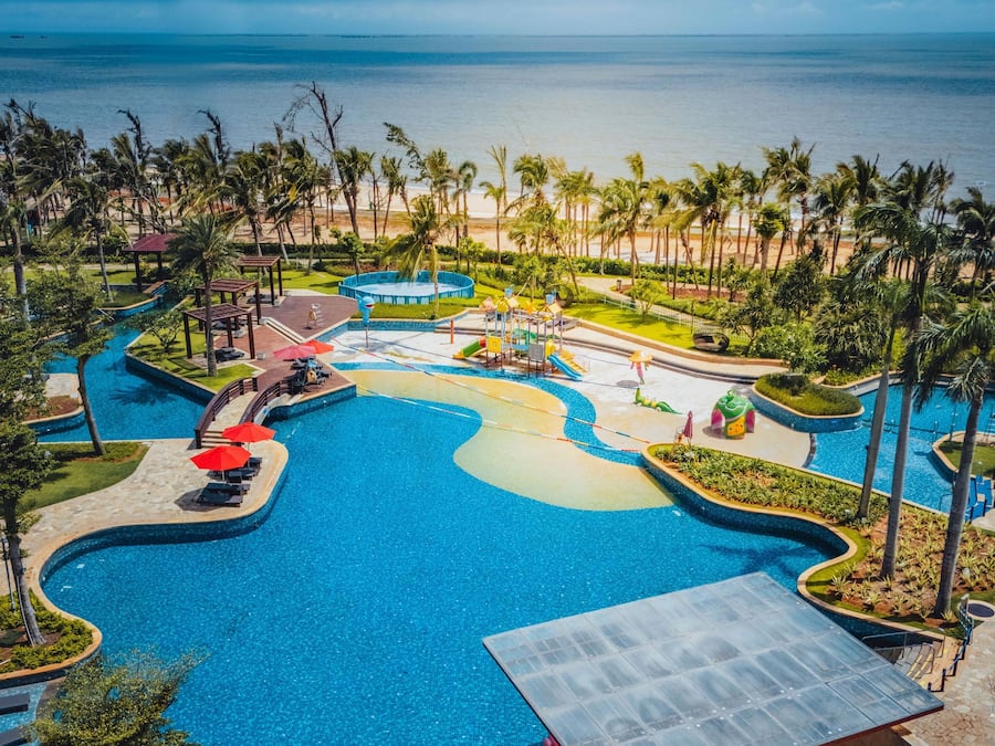 3 piscines a l'aire lliure (horari: 07:00-22:00), para-sols i gandules