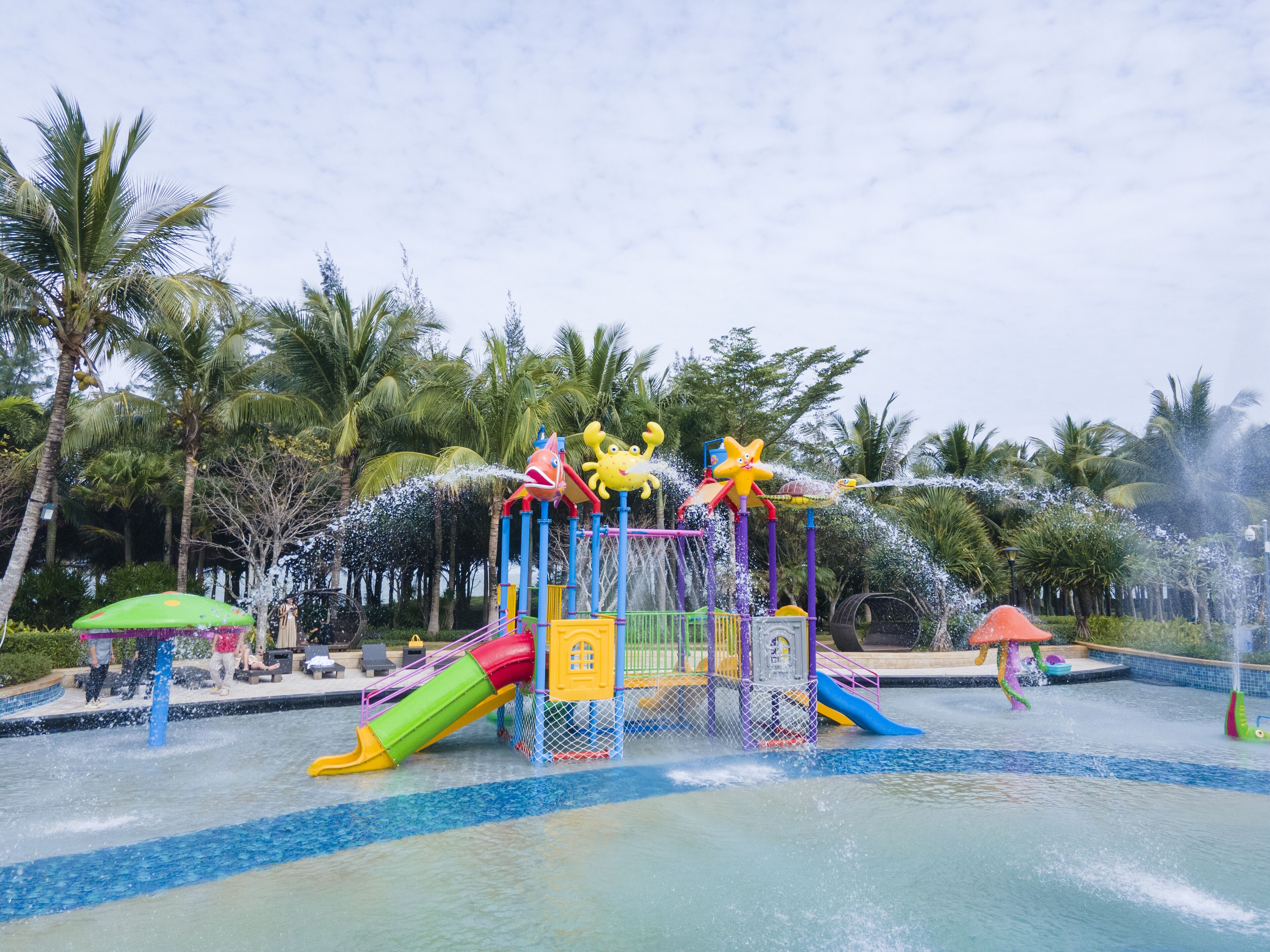 Un parque acuático con toboganes y juegos.