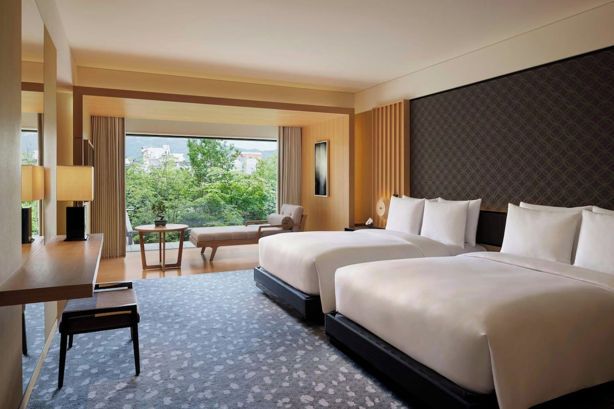 Suíte executiva, 2 camas de casal, para não fumantes, vista para o rio | 1 quarto, lençóis italianos Frette, roupas de cama premium, frigobar