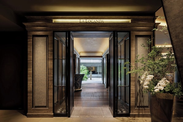 Déjeuner et dîner servis sur place, spécialités Cuisine japonaise