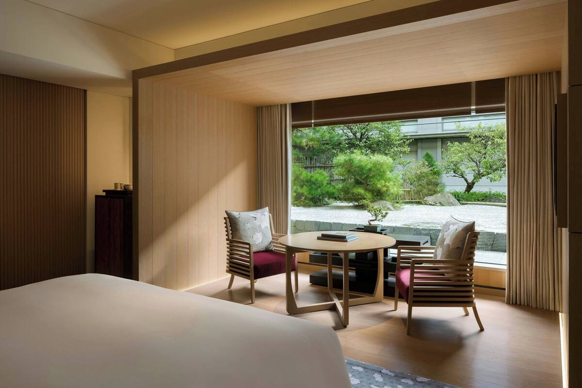 Deluxe Room, 1 King Bed, Garden View