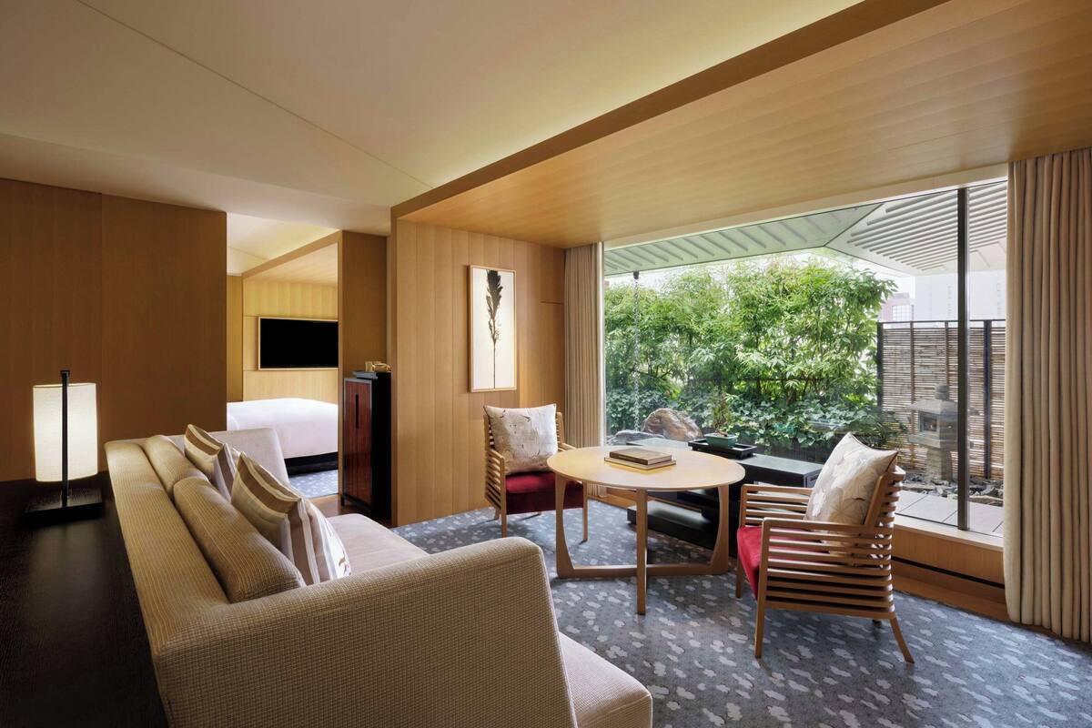 Suite, 1 King Bed, Garden View | Living room