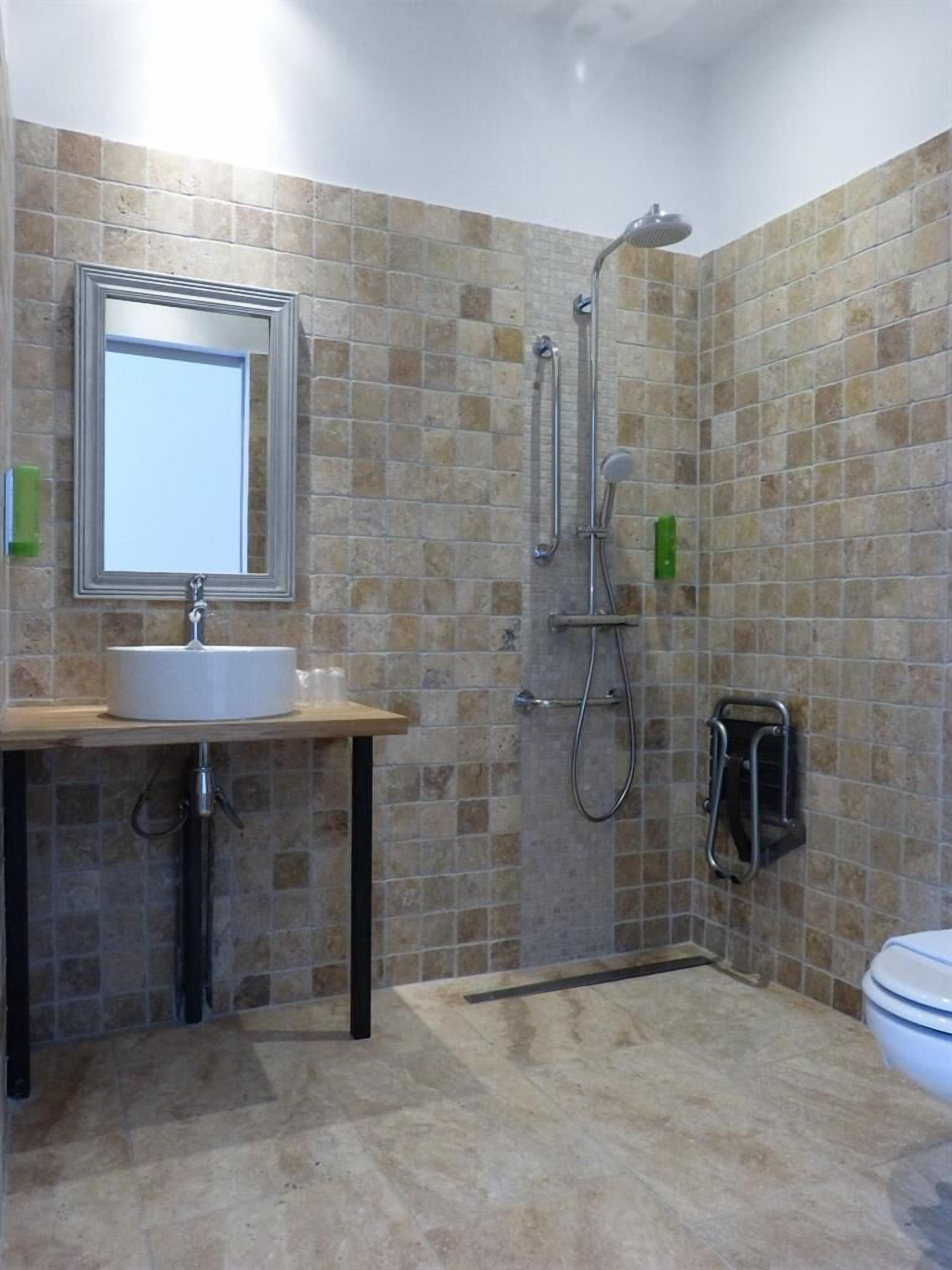 superior triple room, ensuite (vue rivière) | bathroom