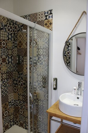 Economy Double Room, Ensuite (Vue village) | Bathroom - Hôtel des Grottes (Cabrerets)