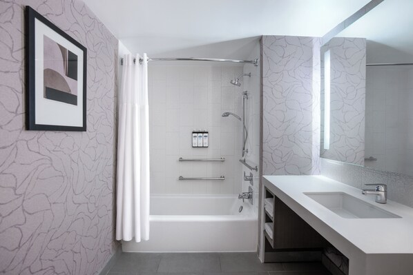 Une salle de bain moderne avec une baignoire, une douche et un lavabo.