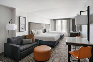 Peti besi dalam bilik, meja, langsir/tirai gelap terus 