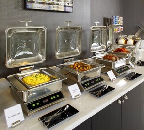 2 restaurantes; se sirven cenas