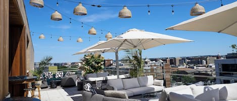 2 restaurantes; se sirven cenas