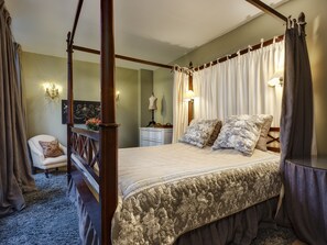 Superior Suite | Free minibar items, in-room safe, desk, iron/ironing board - Guesthouse Maison le Dragon (Bruges)