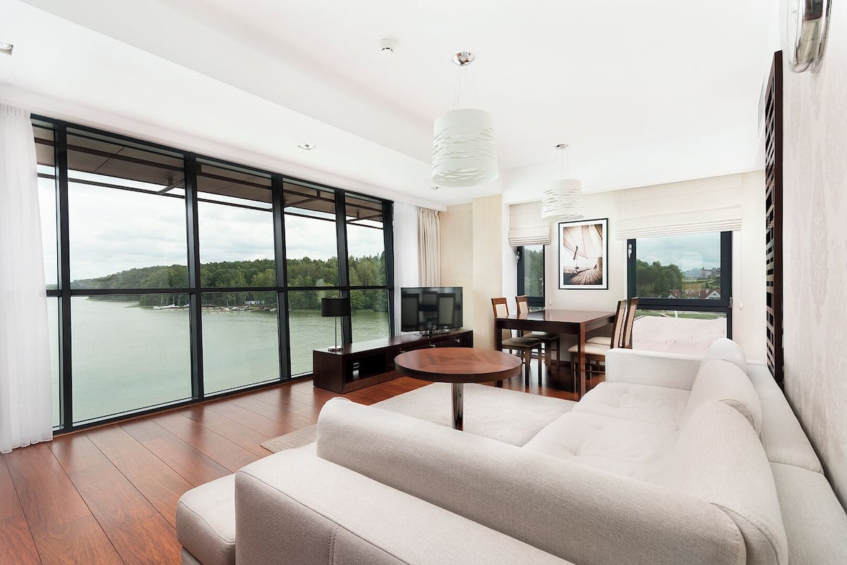 Suite Deluxe, cocineta, vista al lago | 1 habitación, ropa de cama de alta calidad y minibar