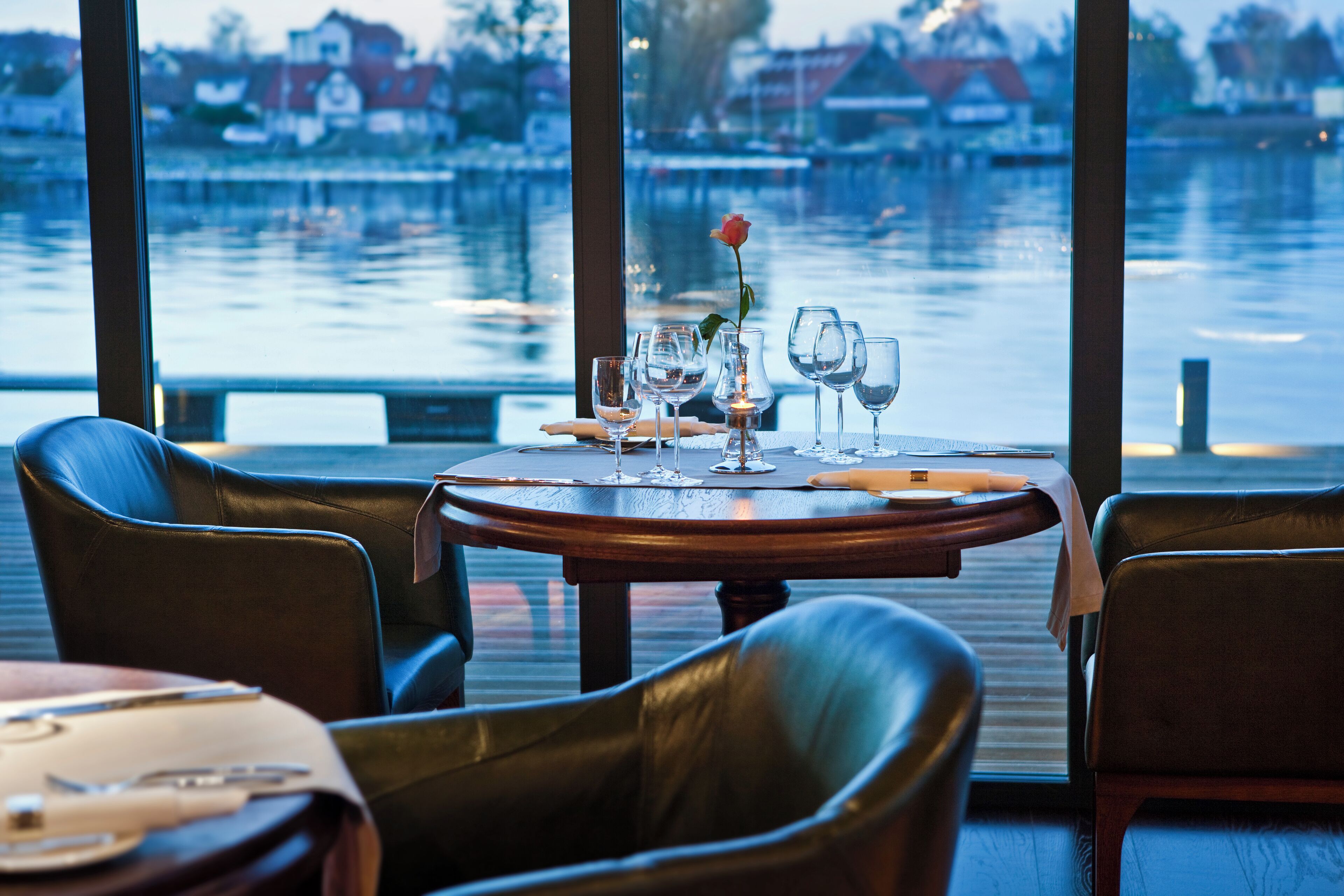 2 restaurants; breakfast, lunch, dinner, and brunch served