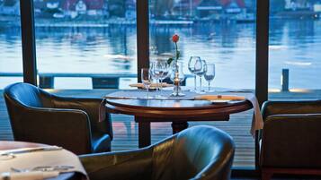 2 restaurants; breakfast, lunch, dinner, and brunch served