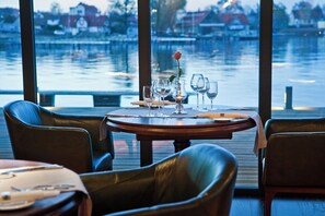 2 restaurantes; se sirven desayunos, almuerzos, cenas y brunches