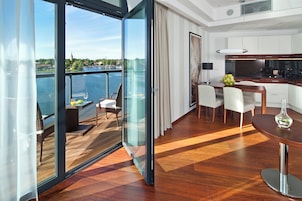 Suíte clássica, sacada, vista para o lago | Roupas de cama premium, frigobar, cofres nos quartos