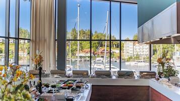 Free daily buffet breakfast