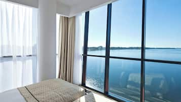 Suite clásica, balcón, vista al lago | 1 habitación, ropa de cama de alta calidad y minibar