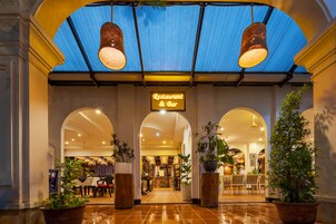 Se sirven desayunos y cocina internacional (con vistas a la piscina)