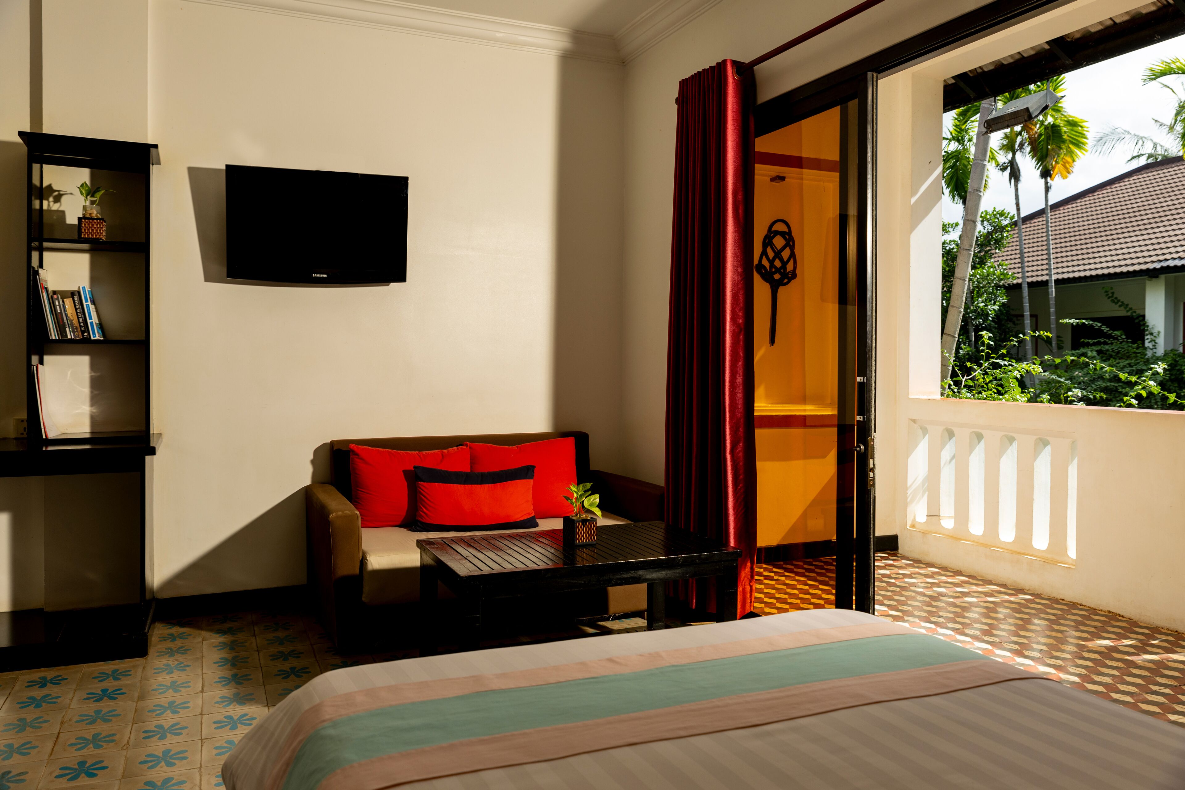Phòng 3 Deluxe, quang c ảnh hồ bơi (1 King Bed & 1 Single Bed) | Hiên