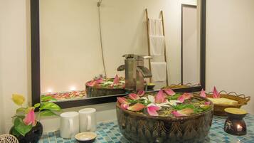 Kamar Double Deluks, pemandangan kolam renang | Kamar mandi | Bathtub dan shower terpisah dan bathtub besar