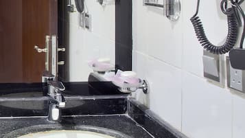 Amenidades de baño gratuitas, secadora de cabello, pantuflas, bidet