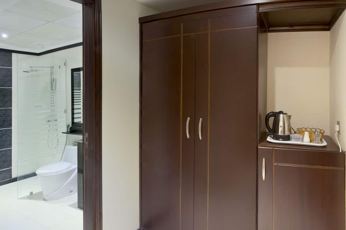 Minibar, una scrivania, insonorizzazione, Wi-Fi gratuito