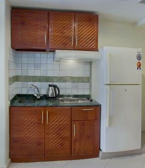 Kühlschrank, Wasserkocher mit Kaffee-/Teezubehör
