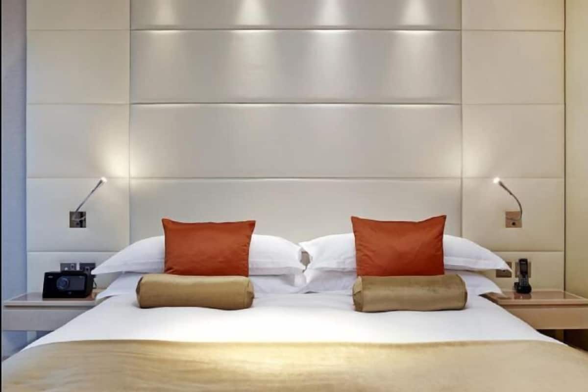 Hypo-allergenic bedding, in-room safe, blackout drapes, soundproofing