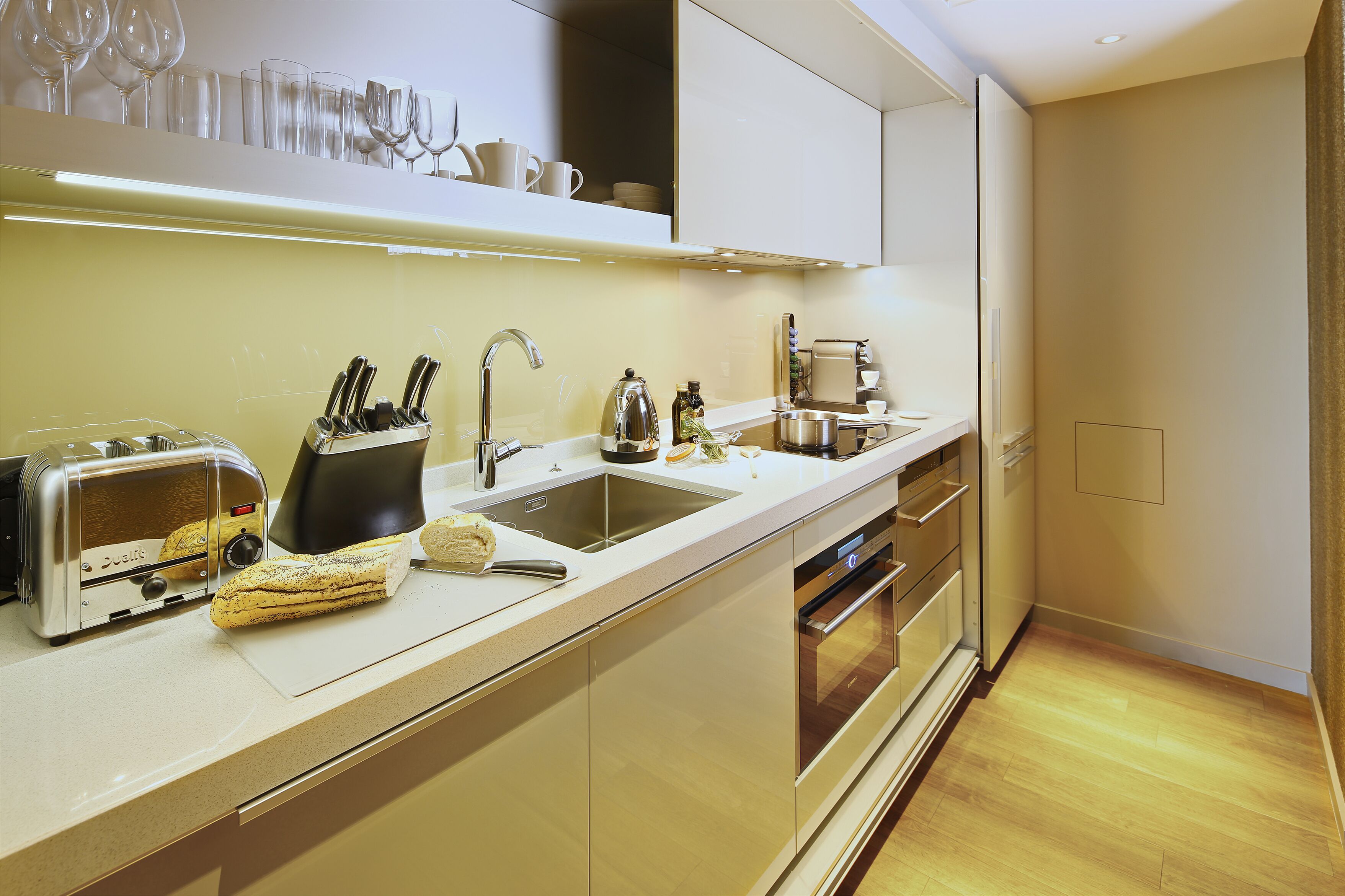 Una cocina moderna con tostadora, lavamanos y horno.