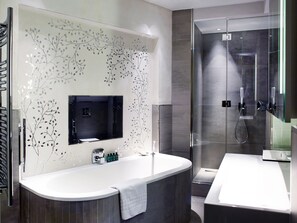 Two-Bedroom Penthouse River View | Bathroom