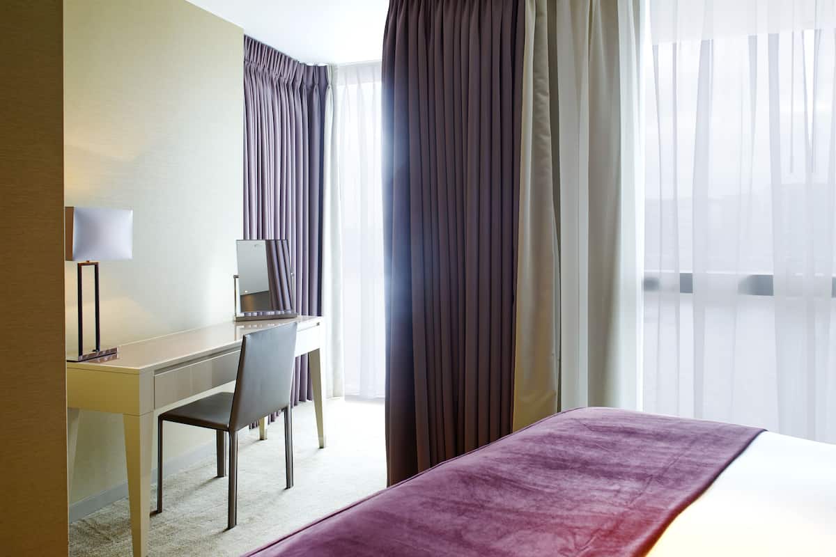 Apartment, 2 Bedrooms, River View | Hypo-allergenic bedding, in-room safe, blackout drapes, soundproofing