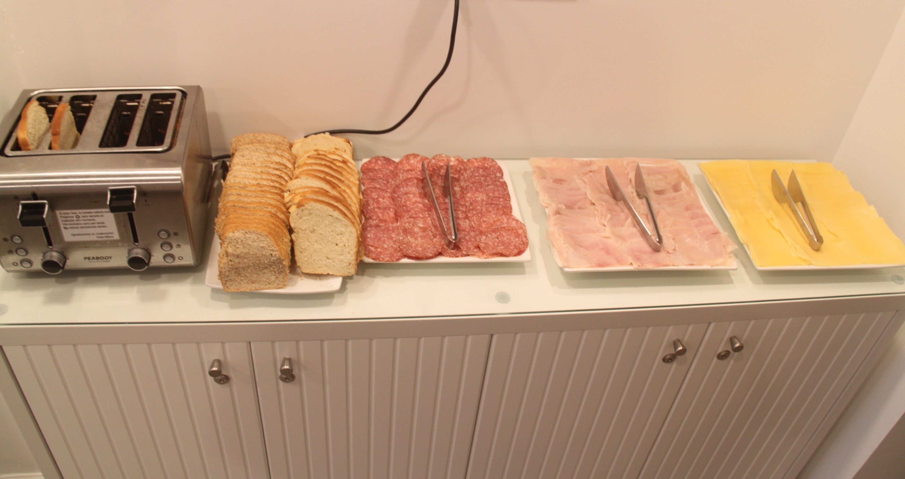 Un bufé de desayuno con diversas opciones de comida y un tostador.