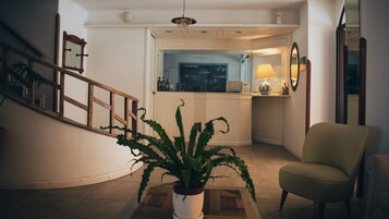 Televisión de pantalla plana de 32 pulgadas con canales por cable