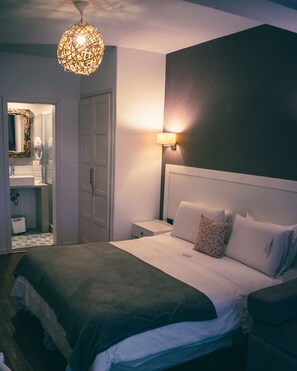 Standard fyrbäddsrum - terrass | Minibar, värdeförvaringsskåp på rummet och skrivbord